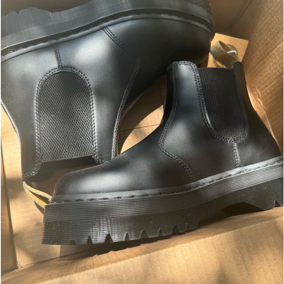 DR MARTENS men’s platform vegan leather Chelsea boots. Never been worn.
